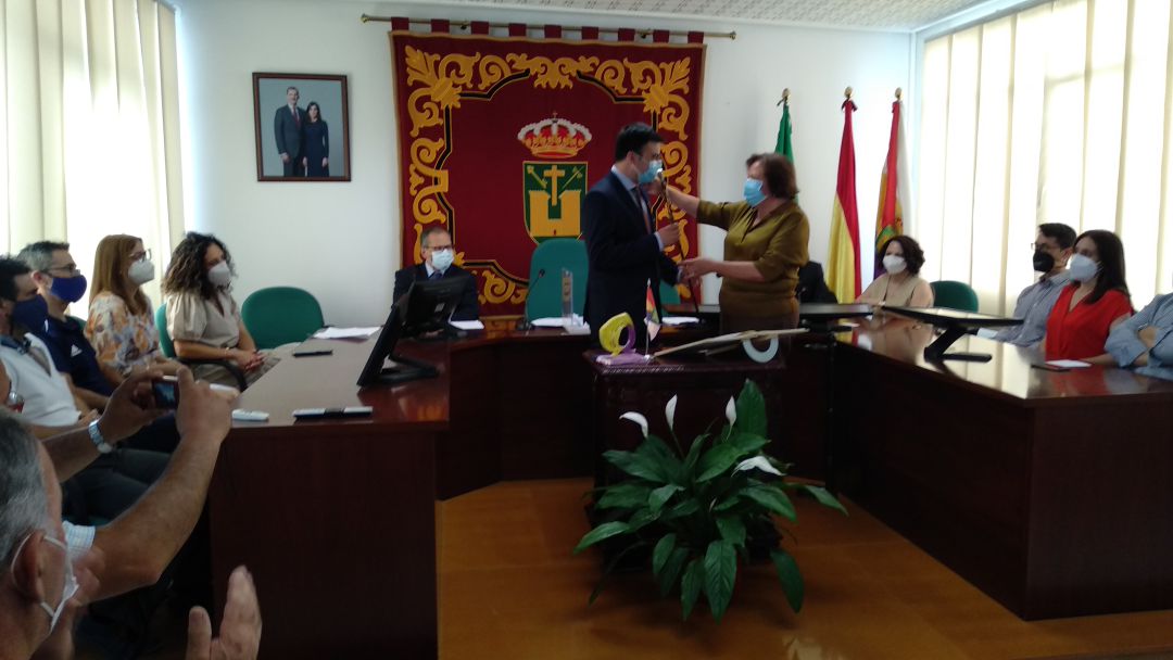José Luis Vílchez Molina recibe el bastón de mando de manos de María del Carmen Robledillo José Luis Vílchez Molina recibe el bastón de mando de manos de María del Carmen Robledillo