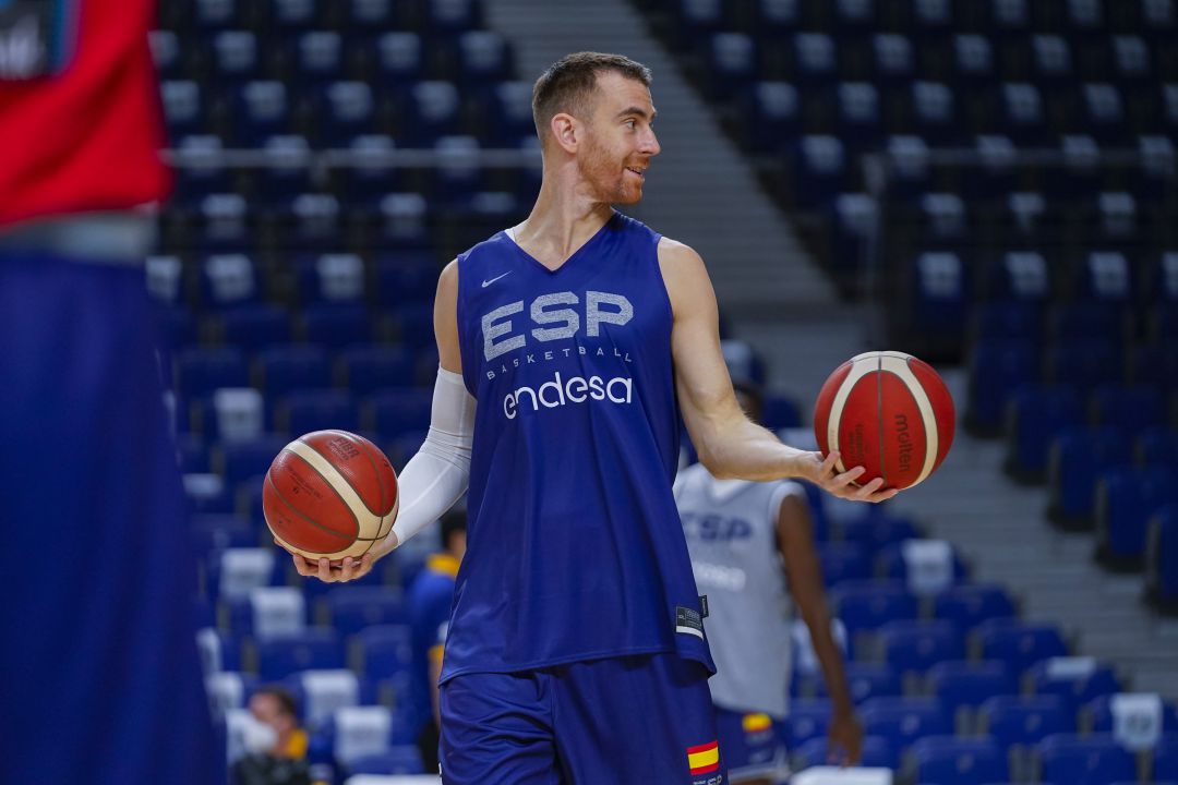 Víctor Claver durante un entrenamiento con la selección española Víctor Claver durante un entrenamiento con la selección española