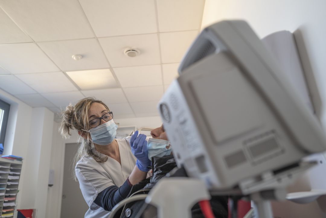 Personal sanitario sometiendo a un joven a una prueba PCR. Personal sanitario sometiendo a un joven a una prueba PCR.