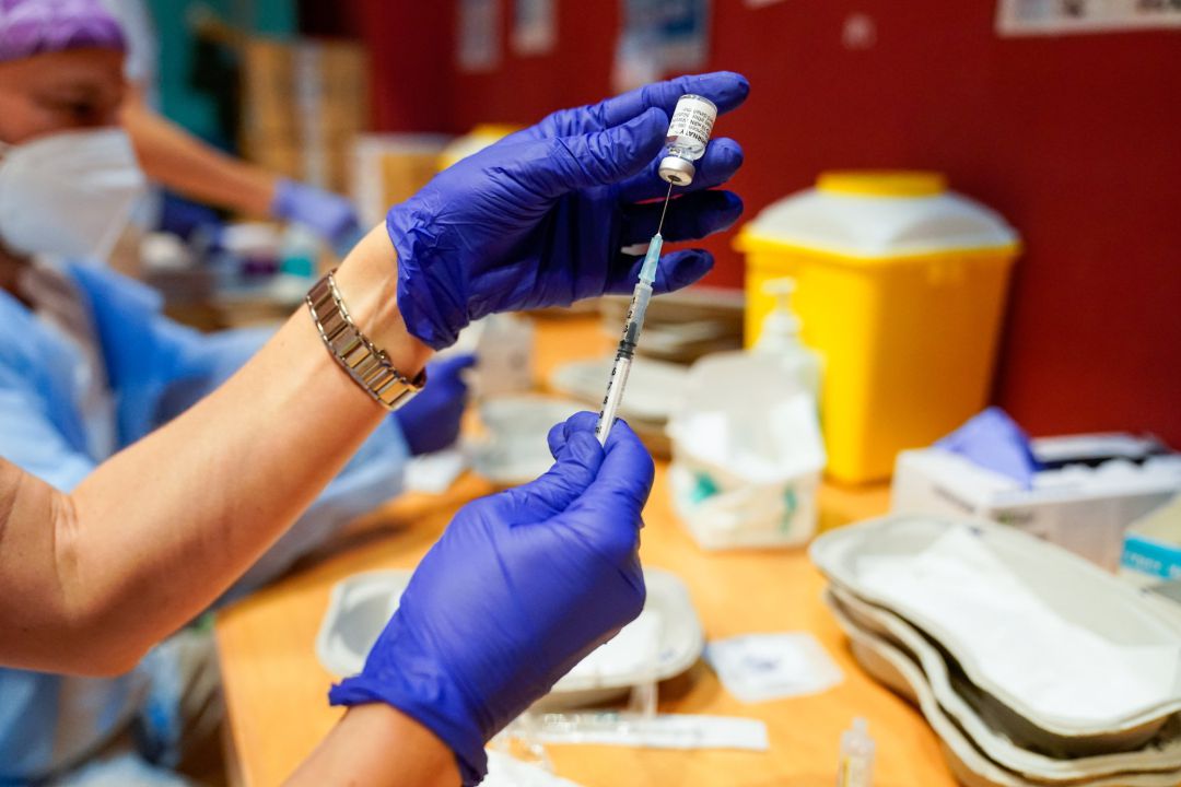 Un trabajador sanitario prepara la primera dosis de la vacuna de Pfizer-BioNTech contra el Covid-19, a 9 de junio de 2021 Un trabajador sanitario prepara la primera dosis de la vacuna de Pfizer-BioNTech contra el Covid-19, a 9 de junio de 2021