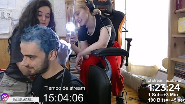 Pablo Díaz junto con Martha y Nora mientras se tiñe el pelo en streaming. Pablo Díaz junto con Martha y Nora mientras se tiñe el pelo en streaming.