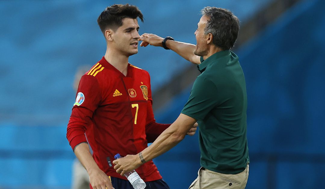 Morata y Luis Enrique se abrazan en el partido de España ante Polonia. Morata y Luis Enrique se abrazan en el partido de España ante Polonia.