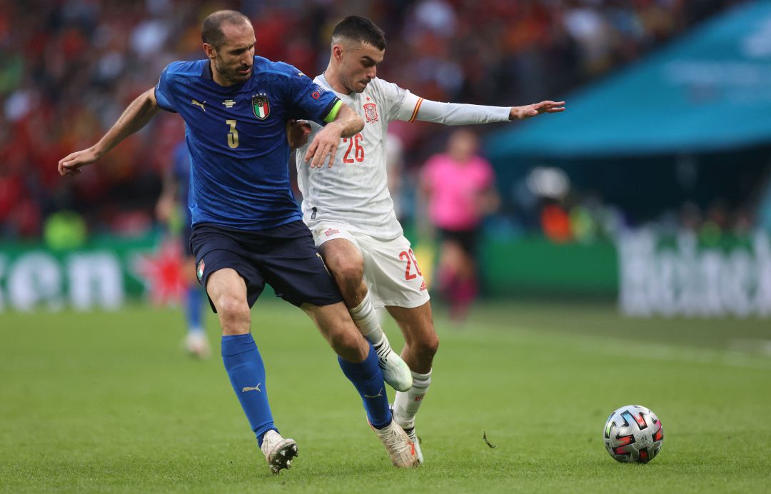 Giorgio Chiellini y Pedri, en un momento del partido Giorgio Chiellini y Pedri, en un momento del partido