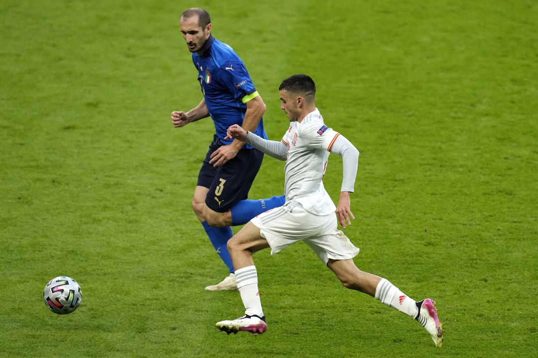 Pedri disputa un balón con Chiellini durante el partido. Pedri disputa un balón con Chiellini durante el partido.