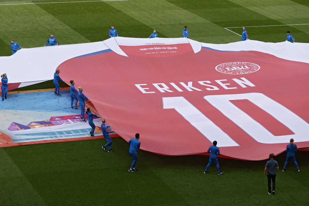Un mosaico dedicado a Eriksen durante un partido de la Eurocopa Un mosaico dedicado a Eriksen durante un partido de la Eurocopa