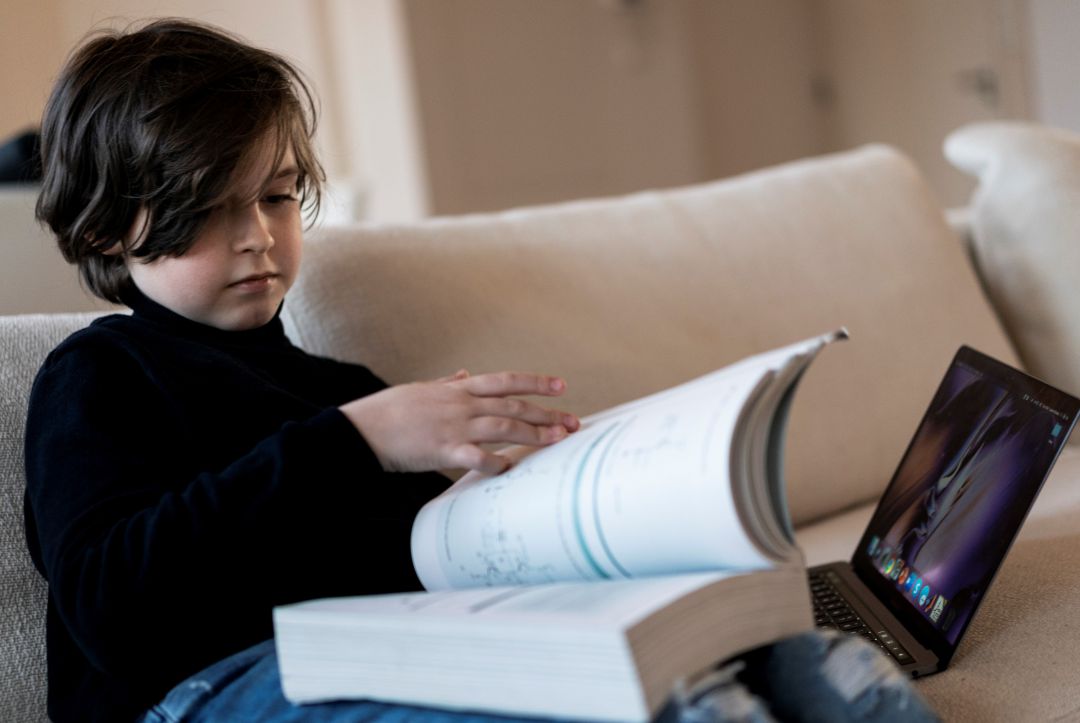 Laurent Simons, el niño de 11 años que ha terminado la carrera de Física en solo 9 meses. Laurent Simons, el niño de 11 años que ha terminado la carrera de Física en solo 9 meses.