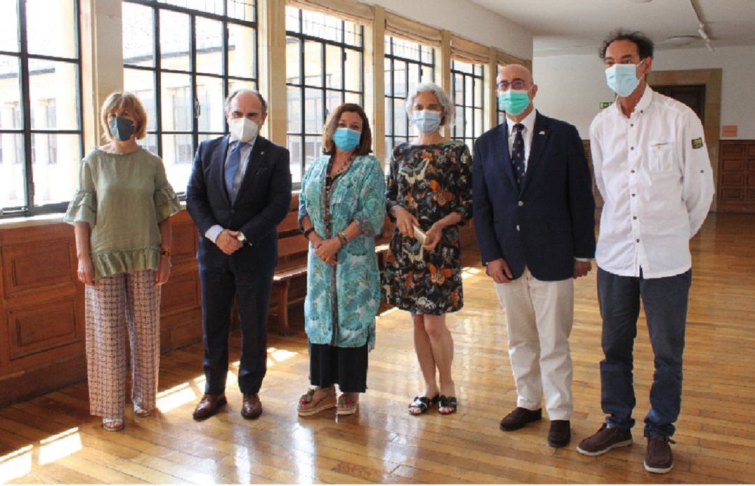 El Rector, Ignacio Villaverde, y otros miembros de su equipo en un momento previo a la presentación de las actividades estivales El Rector, Ignacio Villaverde, y otros miembros de su equipo en un momento previo a la presentación de las actividades estivales