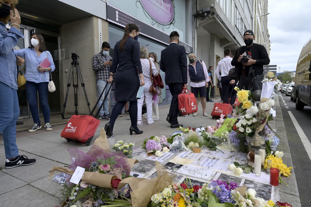 Varias personas pasan al lado del altar colocado en la acera donde fue golpeado Samuel, el joven asesinado en A Coruña el pasado sábado 3 de julio en A Coruña Varias personas pasan al lado del altar colocado en la acera donde fue golpeado Samuel, el joven asesinado en A Coruña el pasado sábado 3 de julio en A Coruña