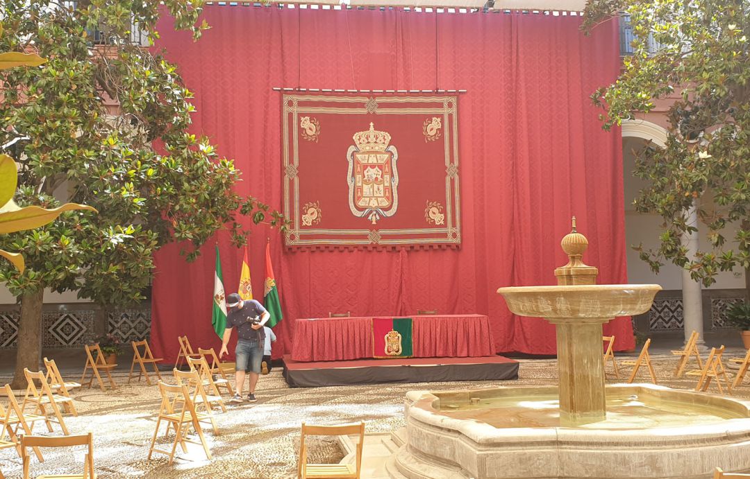 Preparativos en el patio del Ayuntamiento de Granada para la celebración del pleno de investidura que elegirá este 7 de julio de 2021 al nuevo alcalde de la ciudad Preparativos en el patio del Ayuntamiento de Granada para la celebración del pleno de investidura que elegirá este 7 de julio de 2021 al nuevo alcalde de la ciudad