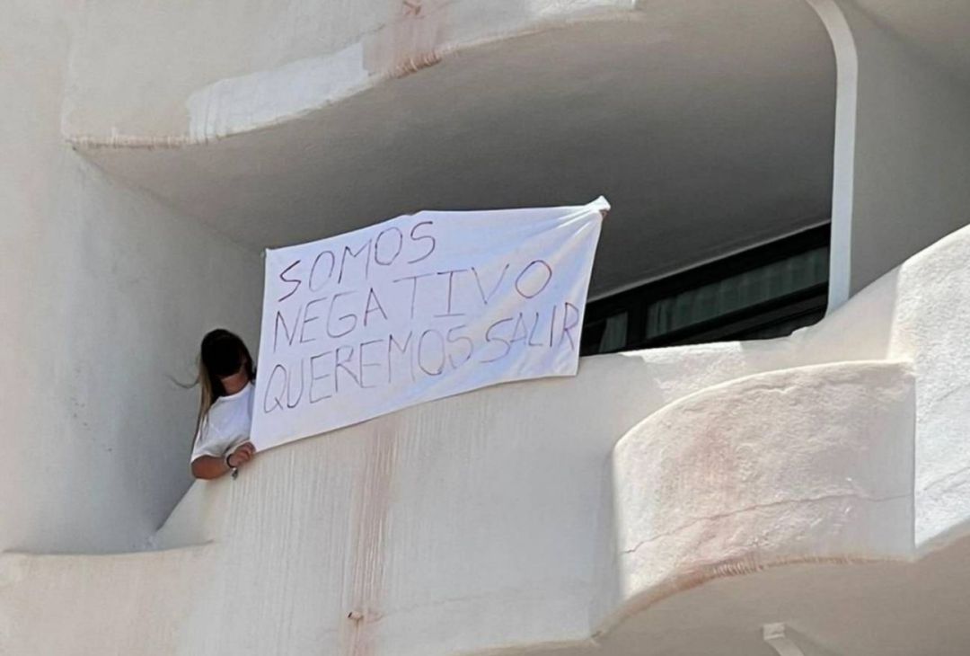 Estudiante gallega confinada en una habitación del hotel Bellver de Palma por el macrobrote que afectó a jóvenes participantes en viajes de fin de curso a la isla Estudiante gallega confinada en una habitación del hotel Bellver de Palma por el macrobrote que afectó a jóvenes participantes en viajes de fin de curso a la isla