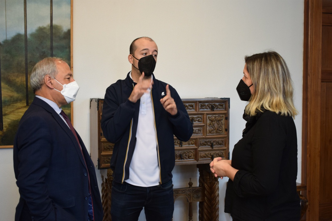 El presidente de la institución provincial, José Tomé Roca, y su homólogo en la asociación, Daniel Lourés Ferro, firman un convenio de colaboración
El presidente de la institución provincial, José Tomé Roca, y su homólogo en la asociación, Daniel Lourés Ferro, firman un convenio de colaboración
