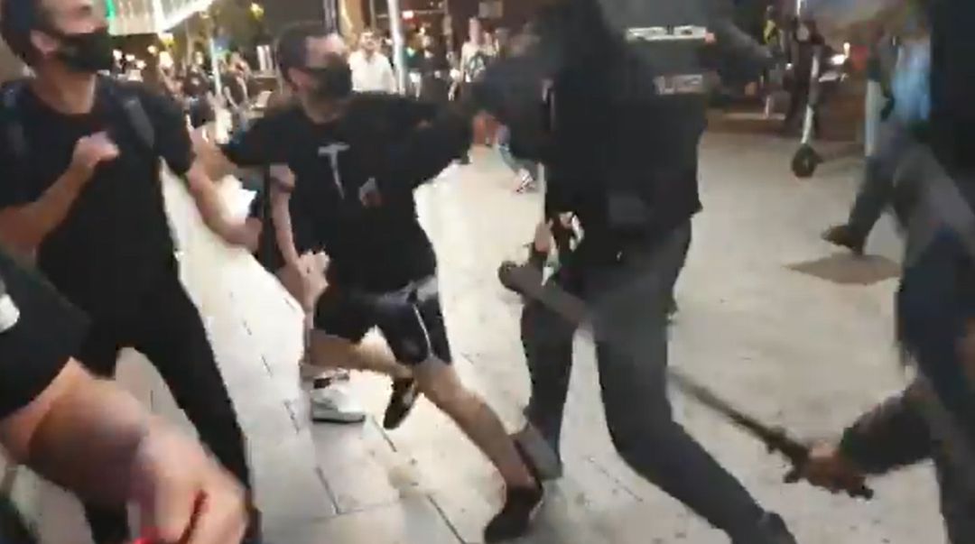 Captura de uno de los vídeos en redes que muestra las cargas policiales. Captura de uno de los vídeos en redes que muestra las cargas policiales.