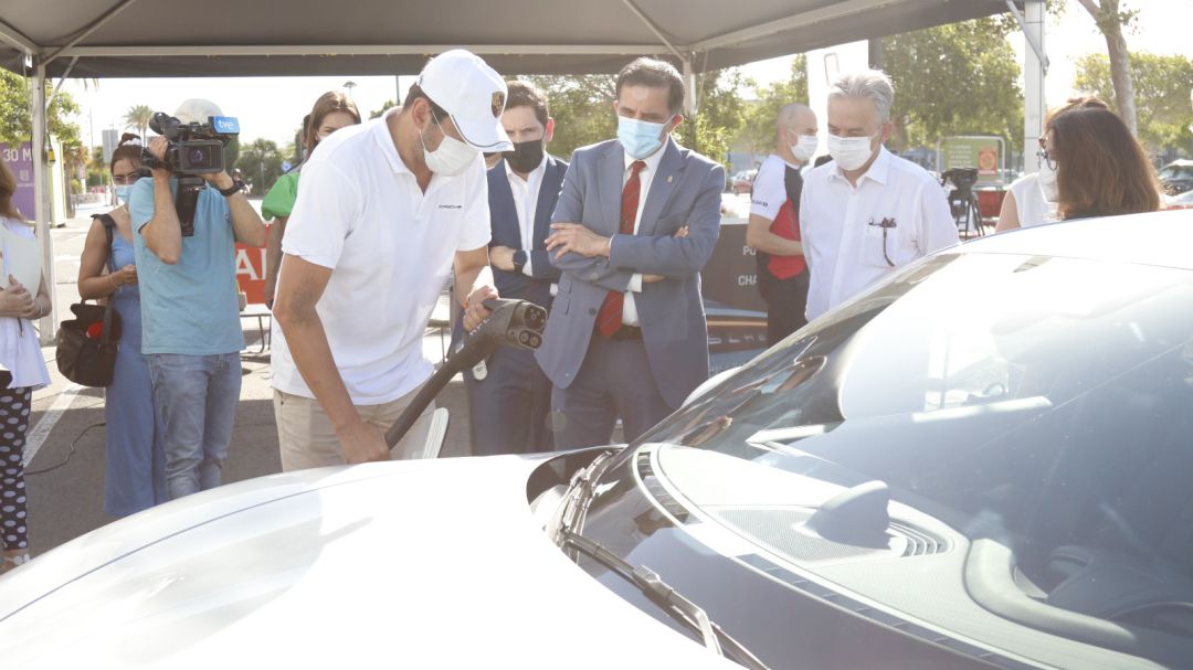 Un operario procede a cargar un vehículo eléctrico en presencia del alcalde de Murcia Un operario procede a cargar un vehículo eléctrico en presencia del alcalde de Murcia