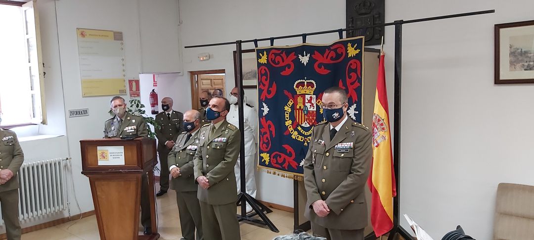 Coronel Roberto Fernández en su toma de posesión (derecha) Coronel Roberto Fernández en su toma de posesión (derecha)