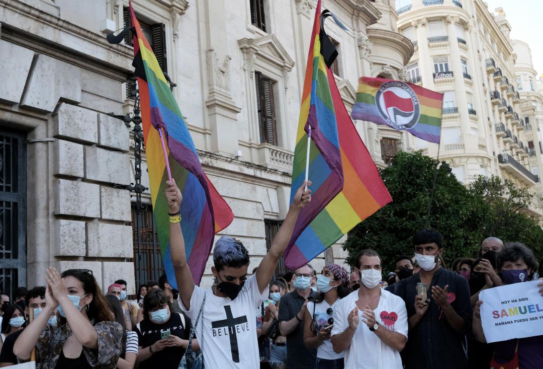 Varias entidades LGTB de Valencia, han convocado una concentración en la Plaza del Ayuntamiento de la ciudad en repulsa por la muerte de Samuel Luiz, de 24 años, ocurrido en Coruña. Varias entidades LGTB de Valencia, han convocado una concentración en la Plaza del Ayuntamiento de la ciudad en repulsa por la muerte de Samuel Luiz, de 24 años, ocurrido en Coruña.