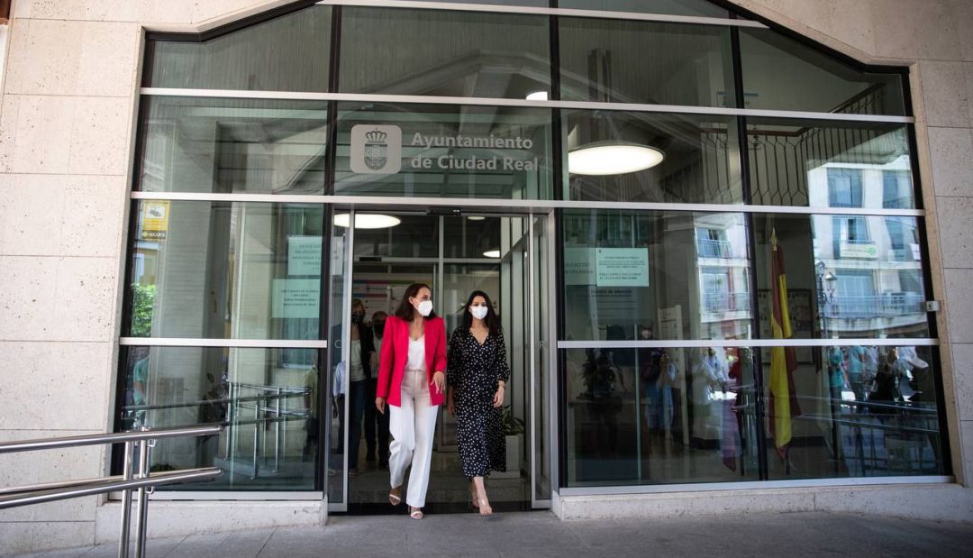 La líder de Ciudadanos a nivel nacional, Inés Arrimadas, junto a la alcaldesa de Ciudad Real, Eva María Masías La líder de Ciudadanos a nivel nacional, Inés Arrimadas, junto a la alcaldesa de Ciudad Real, Eva María Masías