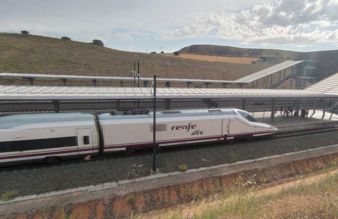 AVE en la Estación Fernando Zóbel de Cuenca AVE en la Estación Fernando Zóbel de Cuenca