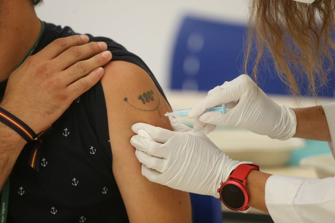 Una persona se vacuna contra el COVID-19. Una persona se vacuna contra el COVID-19.