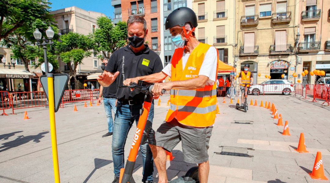Curso práctico de conducción de patinete eléctrico del RACC y Spin Curso práctico de conducción de patinete eléctrico del RACC y Spin