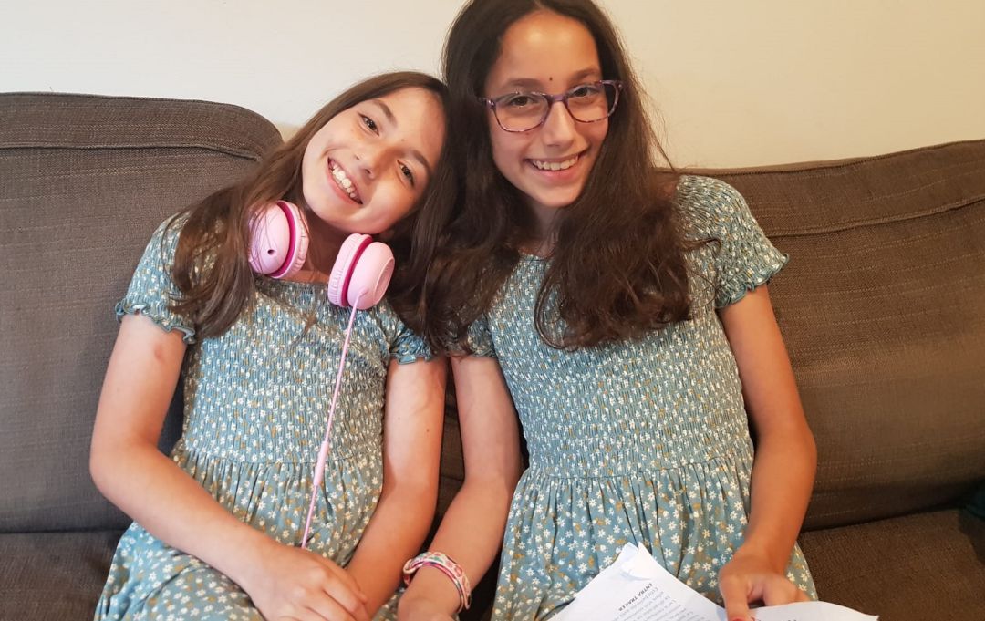 Las dos pequeñas reporteras Noga y Eden Las dos pequeñas reporteras Noga y Eden