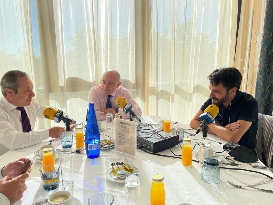 Domingo Barca (c), junto a Manuel Vieites (i), en el Desayuno de Redacción de SER Soria. Domingo Barca (c), junto a Manuel Vieites (i), en el Desayuno de Redacción de SER Soria.