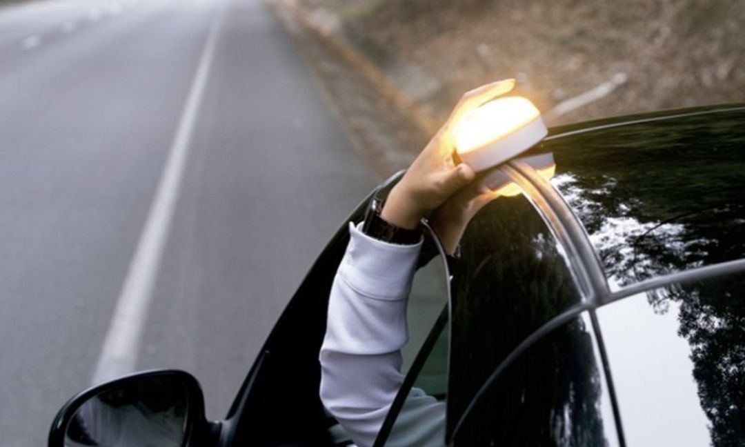 Ya puedes utilizar las luces de emergencia. Ya puedes utilizar las luces de emergencia.