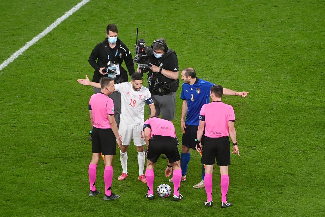 Jordi Alba y Chiellini, durante el sorteo de la tanda de penaltis Jordi Alba y Chiellini, durante el sorteo de la tanda de penaltis