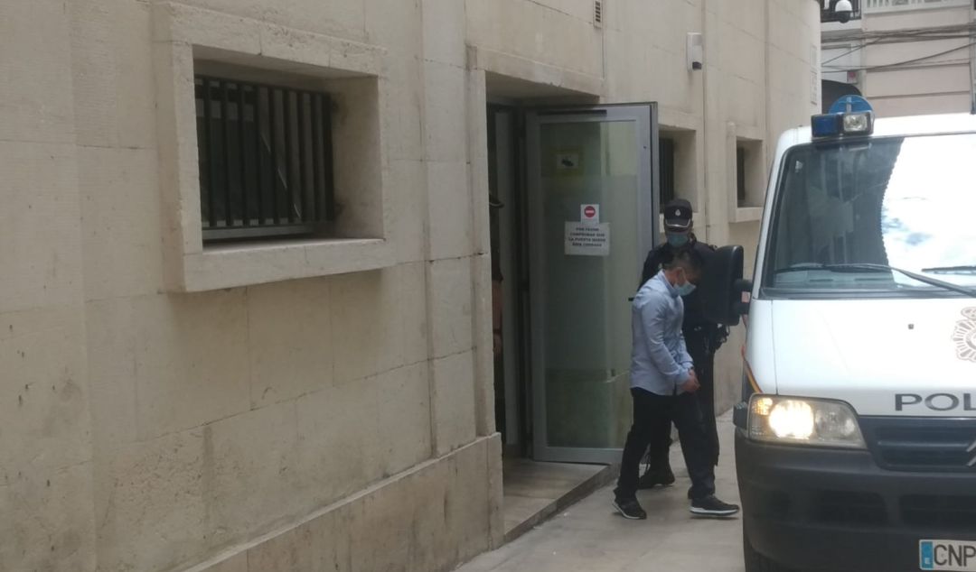 Uno de los cuatro acusados sube al furón policial, tras finalizar la sesión del juicio por la manada de Callosa Uno de los cuatro acusados sube al furón policial, tras finalizar la sesión del juicio por la manada de Callosa