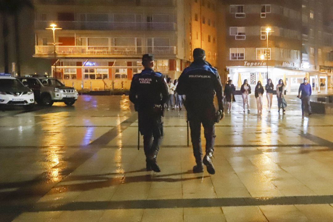 Los agentes de la Policía Local pasean por las zonas de ocio nocturno para evitar aglomeraciones, botellones y velar por que se respeten las normas de seguridad frente a la pandemia Los agentes de la Policía Local pasean por las zonas de ocio nocturno para evitar aglomeraciones, botellones y velar por que se respeten las normas de seguridad frente a la pandemia