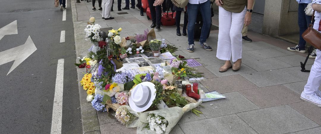Varias personas observan el altar colocado en la acera donde fue golpeado Samuel, el joven asesinado en A Coruña el pasado sábado 3 de julio, a 6 de julio de 2021, en A Coruña, Galicia Varias personas observan el altar colocado en la acera donde fue golpeado Samuel, el joven asesinado en A Coruña el pasado sábado 3 de julio, a 6 de julio de 2021, en A Coruña, Galicia