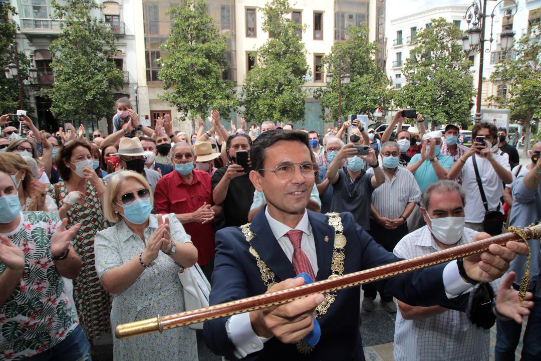 El candidato socialista, Francisco Cuenca, enseña la vara de mando de la ciudad en la plaza del Ayuntamiento tras ser elegido este miércoles alcalde de Granada. El candidato socialista, Francisco Cuenca, enseña la vara de mando de la ciudad en la plaza del Ayuntamiento tras ser elegido este miércoles alcalde de Granada.