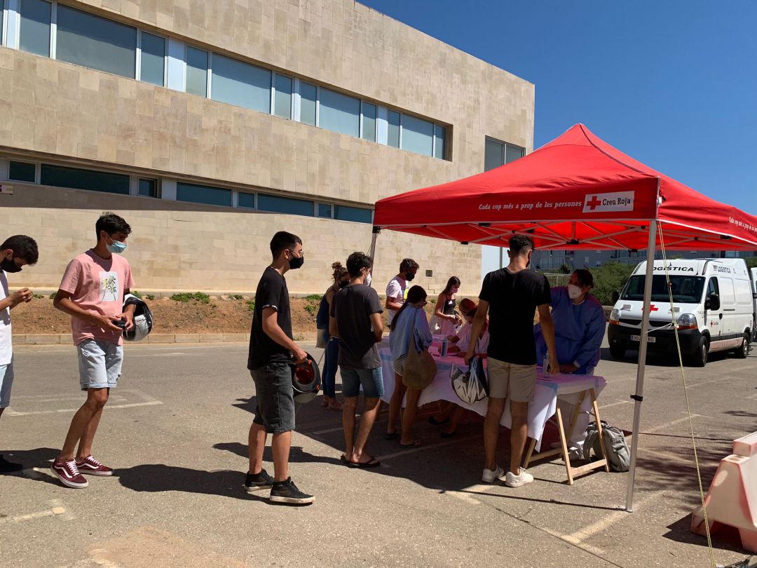 Per frenar els contagis l'IB-Salut està fent un control massiu a joves de Ciutadella per a detectar nous positius i frenar cadenes de contagis. Per frenar els contagis l'IB-Salut està fent un control massiu a joves de Ciutadella per a detectar nous positius i frenar cadenes de contagis.