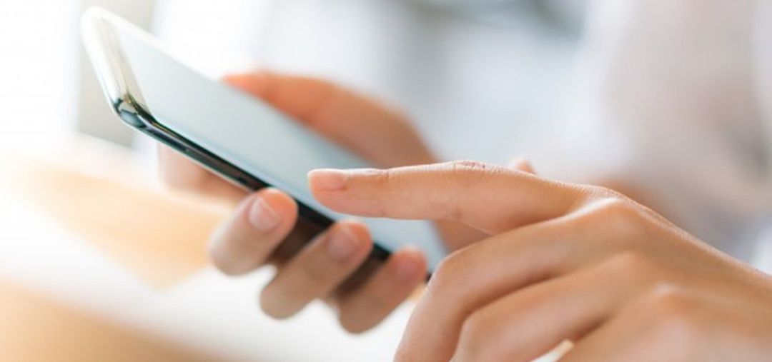 Una mujer con su teléfono móvil. Una mujer con su teléfono móvil.