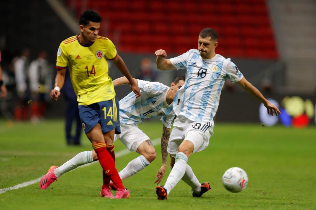 Guido Rodríguez disputa un balón con el jugador de la selección de Colombia, Luis Díaz, durante el partido de la semifinal de la Copa América en el estadio Mané Garrincha de Brasilia (Brasil). EFE, FERNANDO BIZERRA Guido Rodríguez disputa un balón con el jugador de la selección de Colombia, Luis Díaz, durante el partido de la semifinal de la Copa América en el estadio Mané Garrincha de Brasilia (Brasil). EFE, FERNANDO BIZERRA
