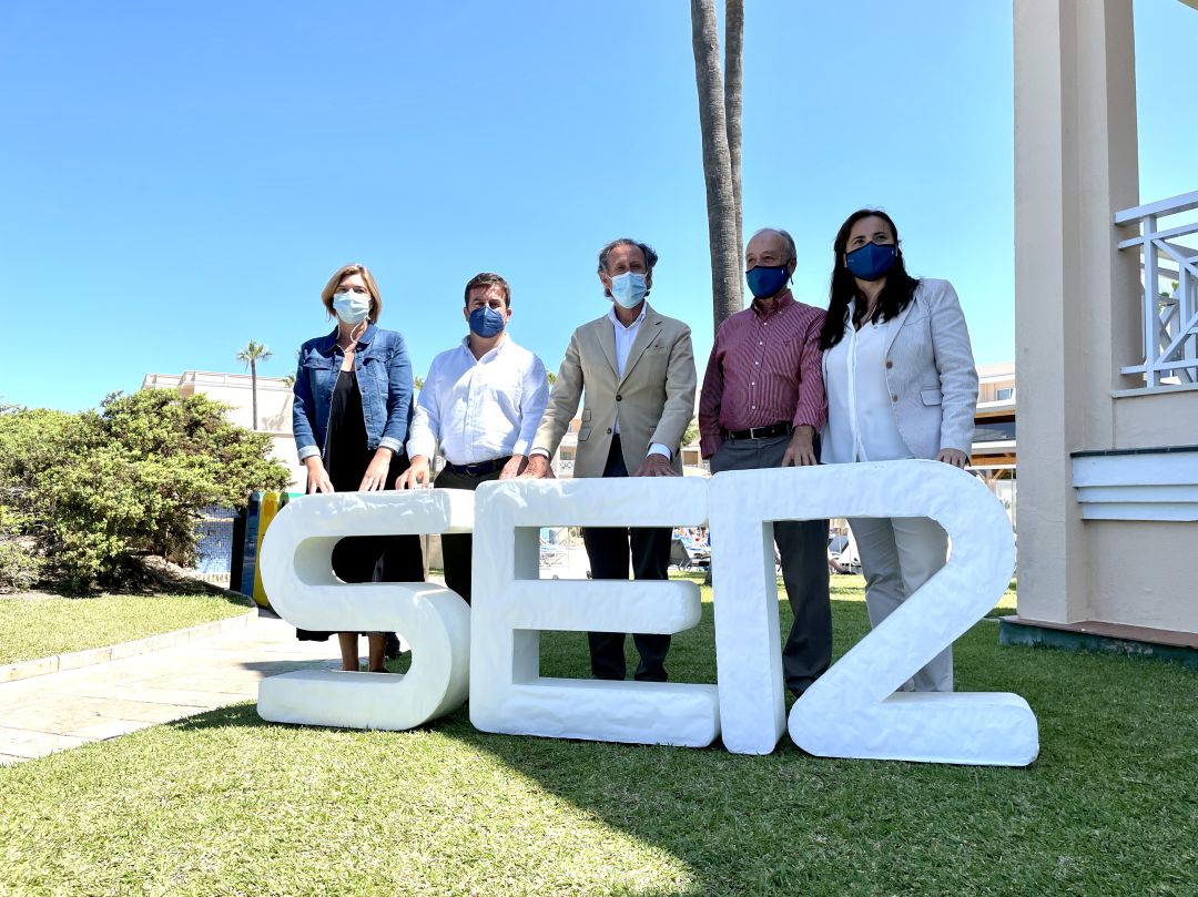 De izquierda a derecha: Pepa Vela, concejala de Turismo, Juan José Butrón, Gestores Inmobiliarios, José María Román, alcalde de Chiclana, Pepe Ruíz, director general de Hipotels y Mila Martínez directora del Hotel Playa La Barrosa De izquierda a derecha: Pepa Vela, concejala de Turismo, Juan José Butrón, Gestores Inmobiliarios, José María Román, alcalde de Chiclana, Pepe Ruíz, director general de Hipotels y Mila Martínez directora del Hotel Playa La Barrosa