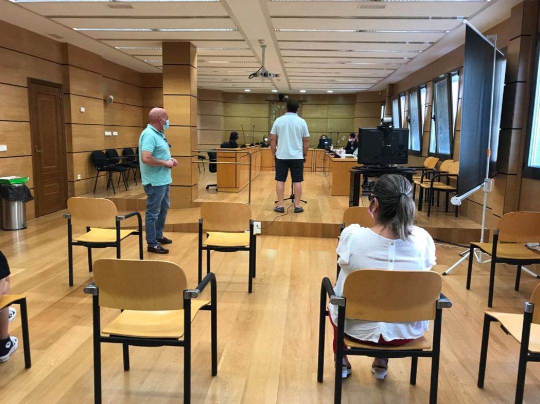 El acusado ha intentado salir de la sala durante la declaración de uno de los testigos El acusado ha intentado salir de la sala durante la declaración de uno de los testigos