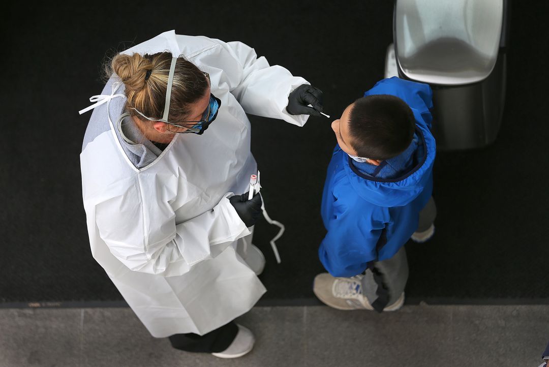 Un joven se somete a una prueba PCR. Un joven se somete a una prueba PCR.
