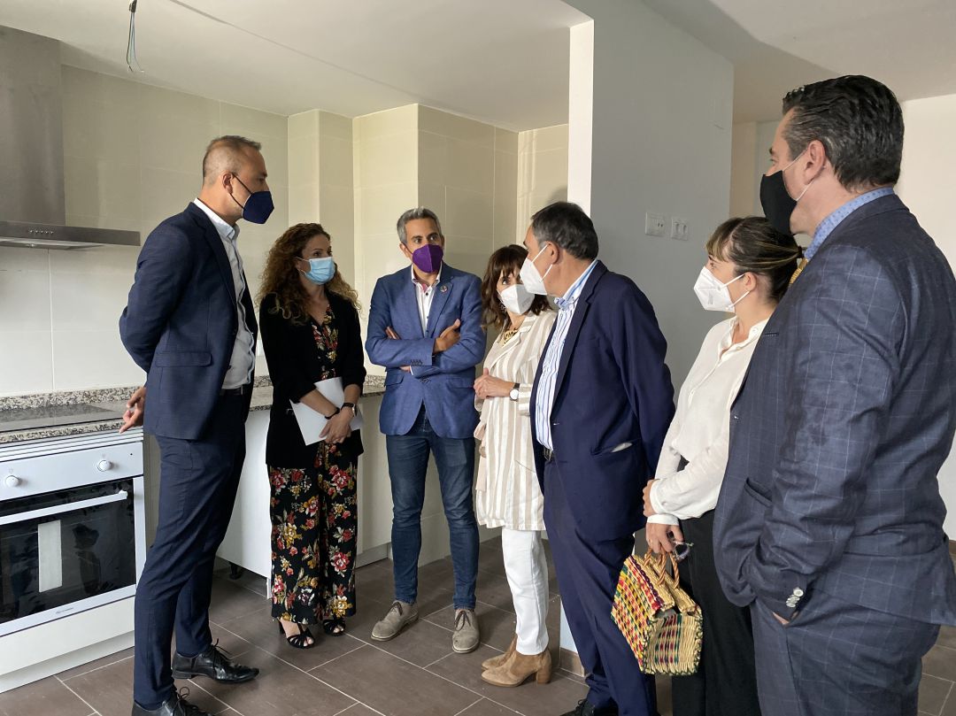 Representantes del Gobierno de España, Gobierno de Cantabria y Ayuntamiento de Torrelavega durante la visita a las viviendas. Representantes del Gobierno de España, Gobierno de Cantabria y Ayuntamiento de Torrelavega durante la visita a las viviendas.
