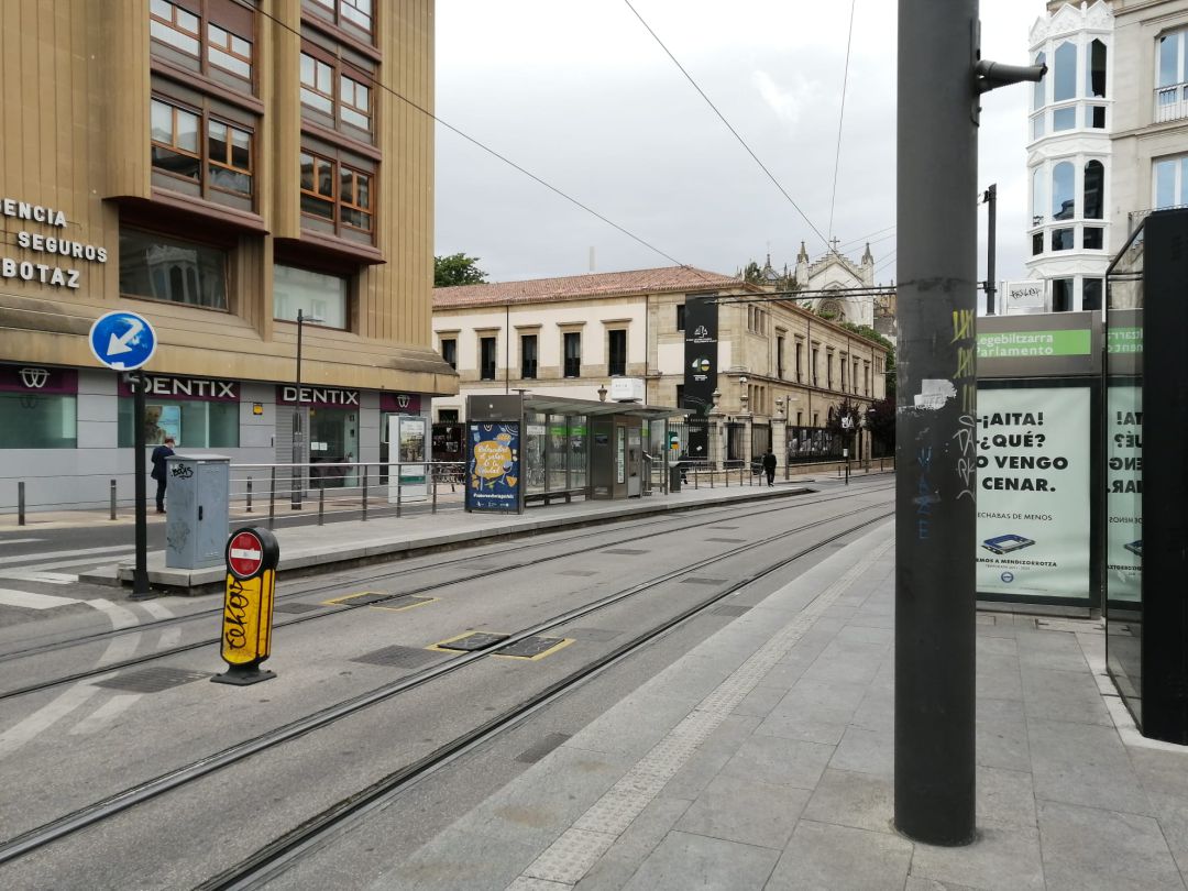 La parada del tranvía del Parlamento sin servicio ni usuarios La parada del tranvía del Parlamento sin servicio ni usuarios