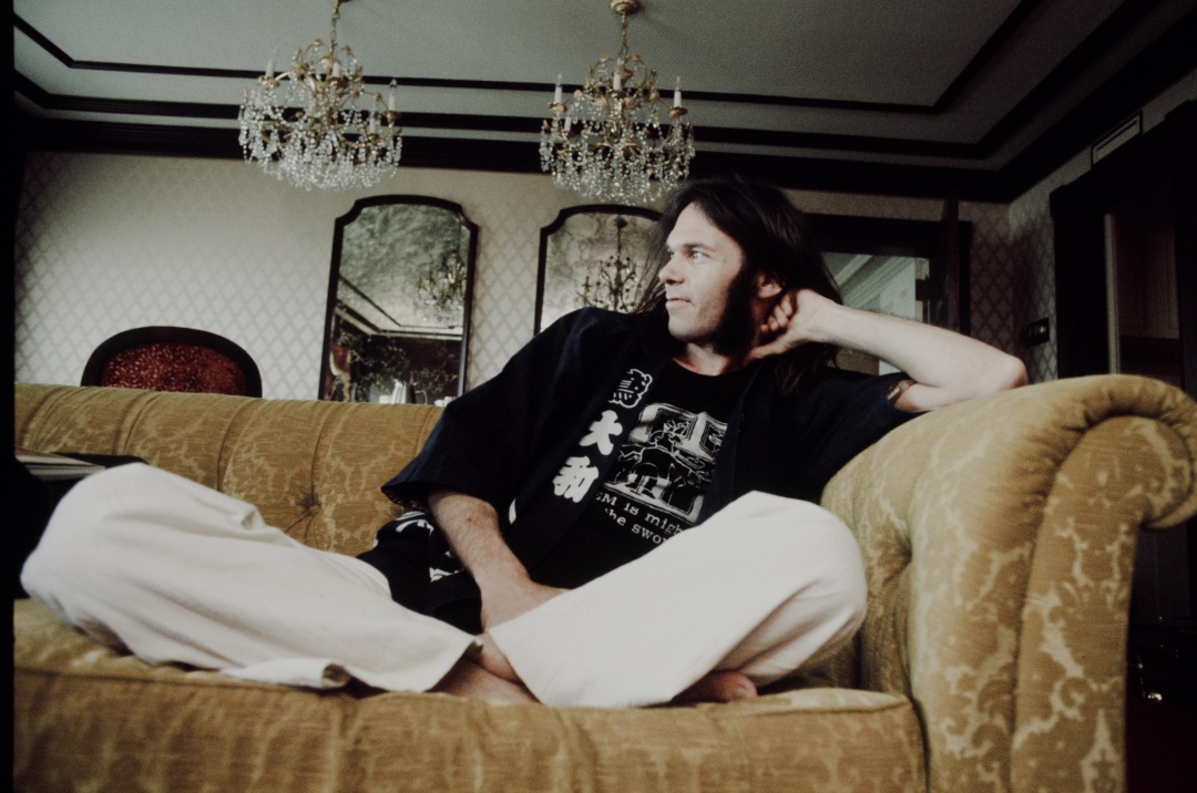 Neil Young posa en un hotel de Japón en 1976 Neil Young posa en un hotel de Japón en 1976