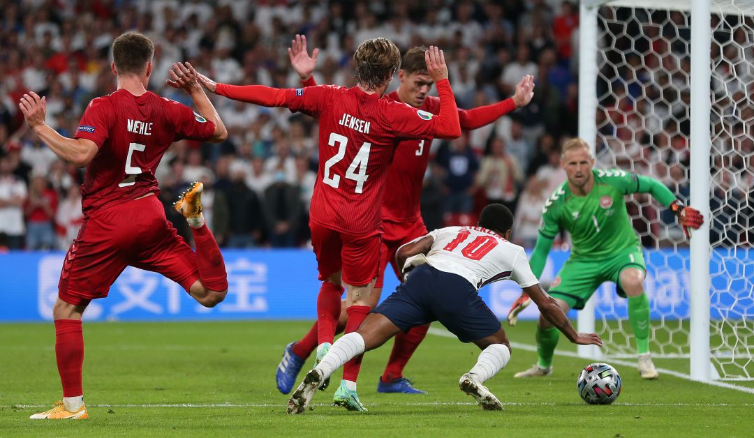 Sterling cae en la acción que fue sancionada con penalti Sterling cae en la acción que fue sancionada con penalti