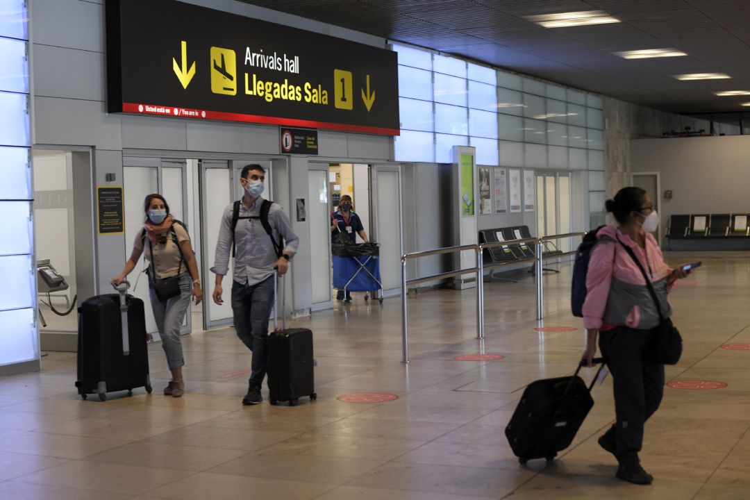 Pasajeros procedentes de un vuelo con origen Gran Bretaña llegan a la terminal T1 del Aeropuerto Adolfo Suárez Madrid-Barajas. Pasajeros procedentes de un vuelo con origen Gran Bretaña llegan a la terminal T1 del Aeropuerto Adolfo Suárez Madrid-Barajas.