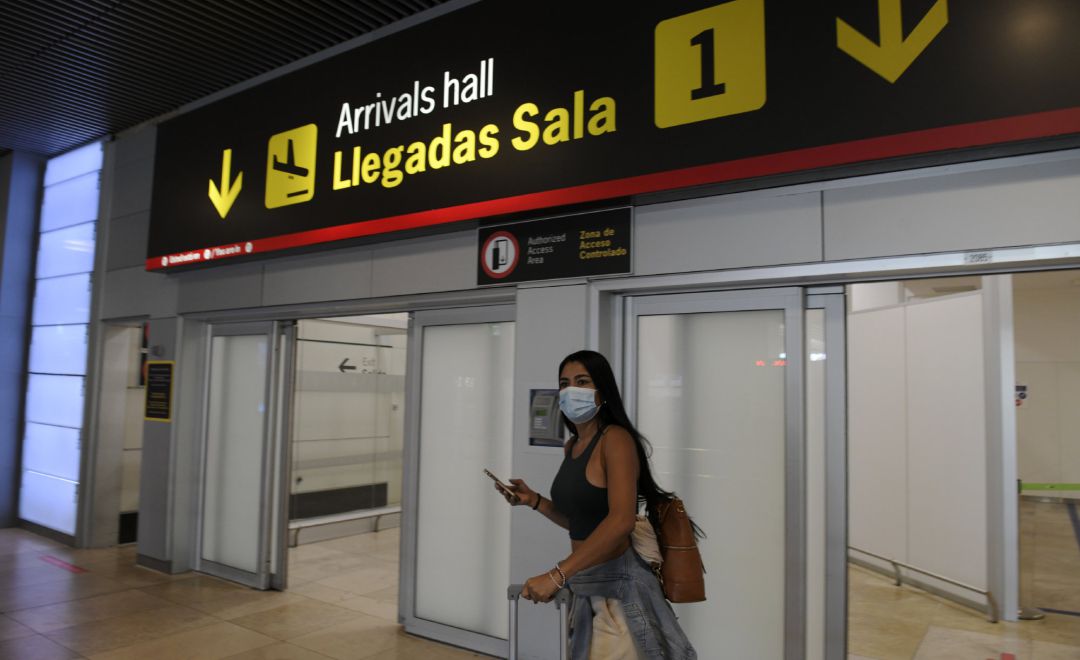 Imagen de recurso de una joven en la terminal T1 del Aeropuerto Adolfo Suárez Madrid-Barajas. Imagen de recurso de una joven en la terminal T1 del Aeropuerto Adolfo Suárez Madrid-Barajas.