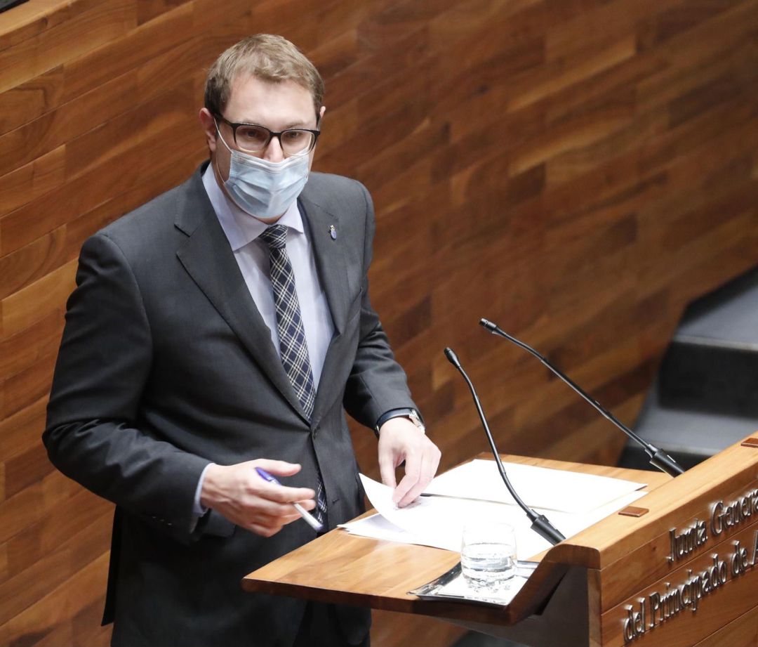 Adrián Pumares durante una intervención desde la tribuna de oradores de la Junta General Adrián Pumares durante una intervención desde la tribuna de oradores de la Junta General