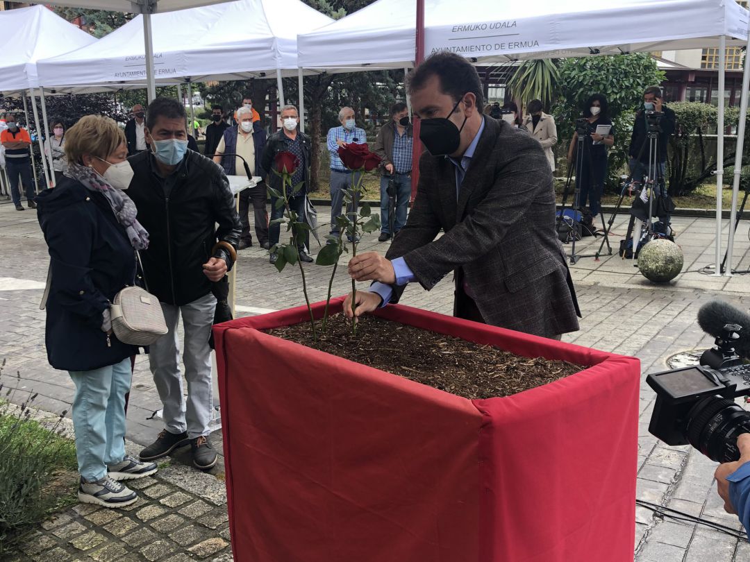 El Ayuntamiento de Ermua ha homenajeado a Miguel Angel Blanco El Ayuntamiento de Ermua ha homenajeado a Miguel Angel Blanco