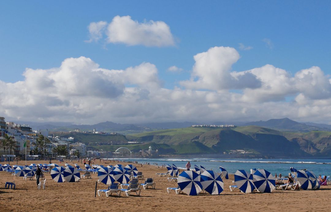 Ambiente en la Playa de las Canteras en Las Palmas de Gran Canaria, Canarias (España) Ambiente en la Playa de las Canteras en Las Palmas de Gran Canaria, Canarias (España)