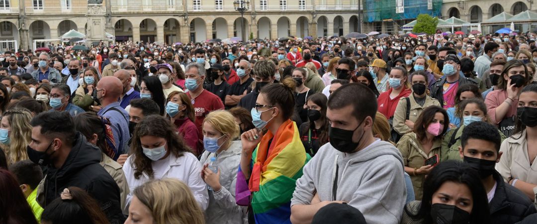 Concentración en la plaza de María Pita de A Coruña convocada por colectivos LGTBI para reclamar justicia para Samuel, el joven que recibió una paliza mortal en A Coruña
Concentración en la plaza de María Pita de A Coruña convocada por colectivos LGTBI para reclamar justicia para Samuel, el joven que recibió una paliza mortal en A Coruña