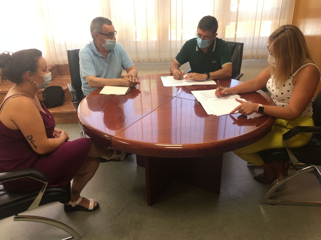 Firma del convenio entre las autoridades municipales y festeras Firma del convenio entre las autoridades municipales y festeras