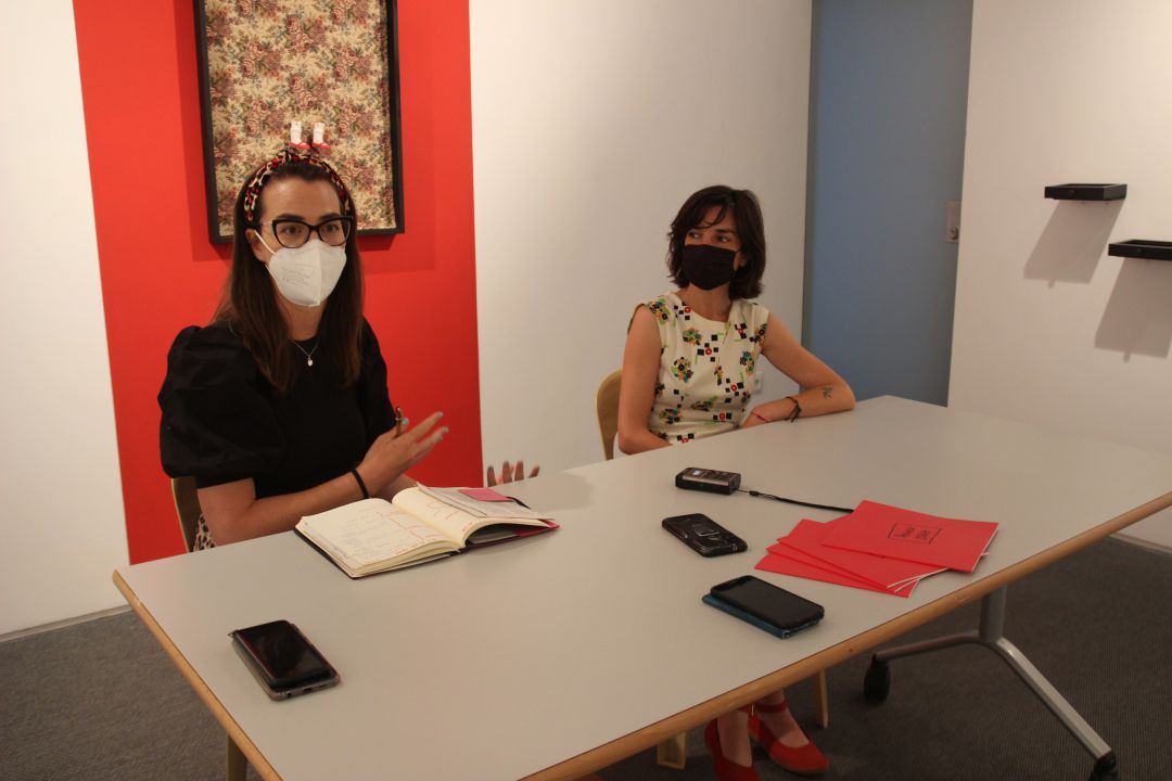 La delegada de Cultura, Juncal Eizaguirre junto con la artista irundarra Ainara Oskoz La delegada de Cultura, Juncal Eizaguirre junto con la artista irundarra Ainara Oskoz