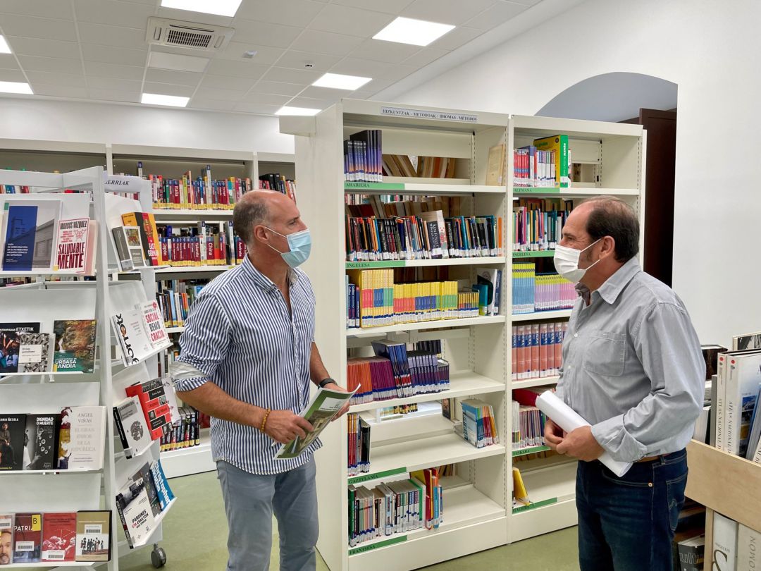 El concejal de Cultura, Juan Luis Silanes, y el bibliotecario Kote Guevara. El concejal de Cultura, Juan Luis Silanes, y el bibliotecario Kote Guevara.